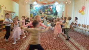 Праздник Осени. Танец "По лужам"