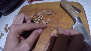 Как расколоть фундук легко и прост