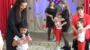 ТРОГАТЕЛЬНЫЙ Танец МАЛЬЧИКОВ и МАМ на утреннике в детском саду. 8 МАРТА  March 8 in kindergarten