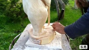 Медведь из дерева, пилой и стамеской.