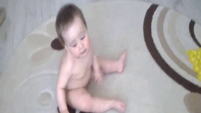 Малыш танцует дабстеп