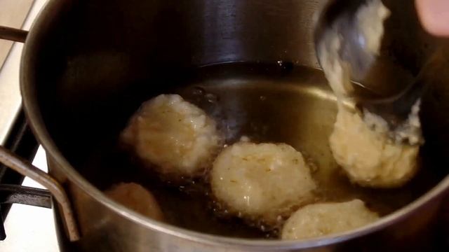 Творожные шарики, из моего детства, с помощью двух чайных ложек.