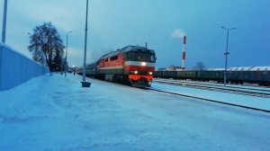 Тепловоз ТЭП70-0223 с пассажирским поездом "605 Полоцк-Гомель-Брест" отправляется со станции Полоцк