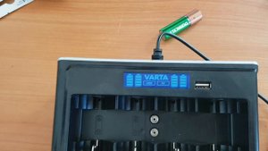 Зарядное устройство VARTA LCD Universal Charger