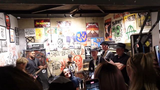 Hell Song (karaoke) - Sum 41 - The Punk Rock Museum смотреть онлайн