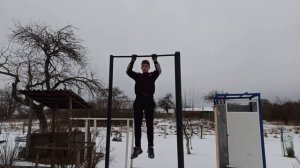 Как накачать предплечья на турнике. Тренеровка на турнике зимой.