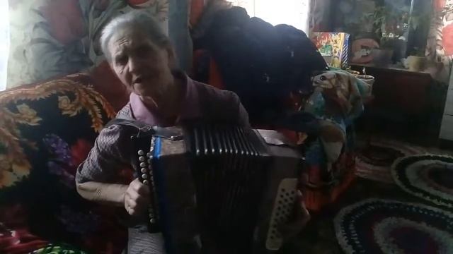 Ромашки спрятались, соседи спрятались. Бабушка поет песню. смотреть онлайн