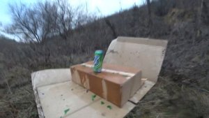 Стреляем из рогатки. Меткий стрелок в 7 лет.  Мощная рогатка! Проверяем прочность бутылок.