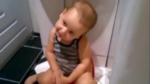 Смешной малыш поет песню видео дети.