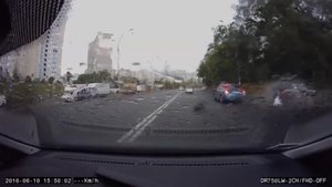 Водитель вылетел из автомобиля после врезания в столб