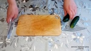 Салат с курицей, корейской морковью и сухариками! Смешал все ингредиенты, и готово!/Chicken salad!