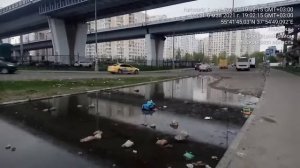 г.о. Люберцы, Комсомольский проспект, улица Незаровская. Грязь, мусор, камни, лужа. 06.05.2021г.