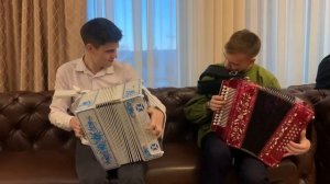 23 ноября 2022 г. Влад Шумкин гармонь Драйв и Илья Репин самородок Тюмень. В фойе Нефтяник в Тюмени