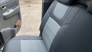 Чехлы на Тойоту Хайлюкс 7 из экокожи с логотипом