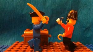 бой лего пиратов на плоту