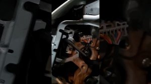 Nissan leaf. снимаем  руль и отцепляем подушку безопасности на руле.