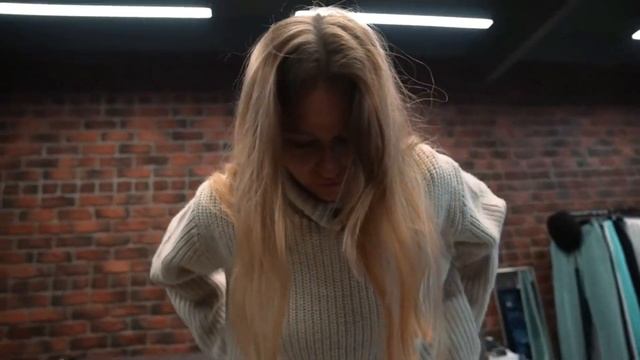 ДЕВУШКА ЛИТВИНА СТОИТ НА ГВОЗДЯХ смотреть онлайн