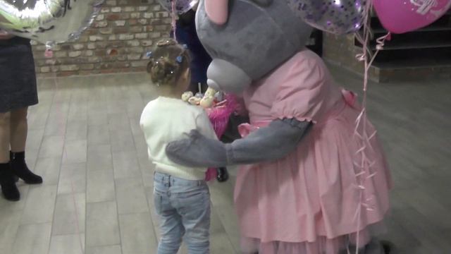 Поздравляем Настеньку. Ростовая кукла Зайка .Мега Остров. смотреть онлайн