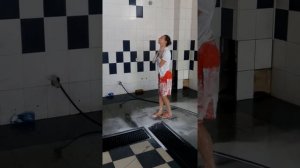 Мойка девушки с кёрхера