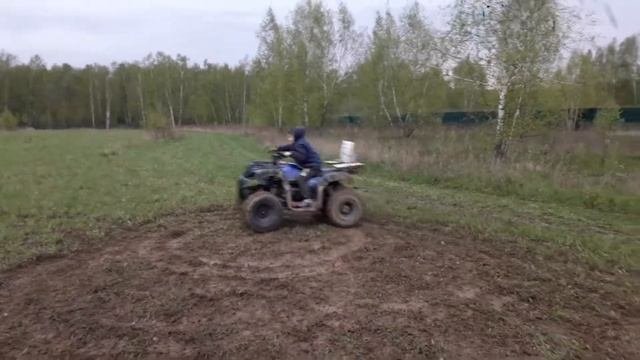 Семён крутит пятаки на грязи.