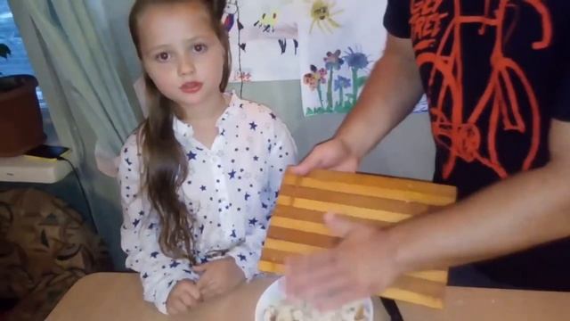 Кира Гутеева на кухне вместе с папой готовят курицу по-мексикански смотреть онлайн