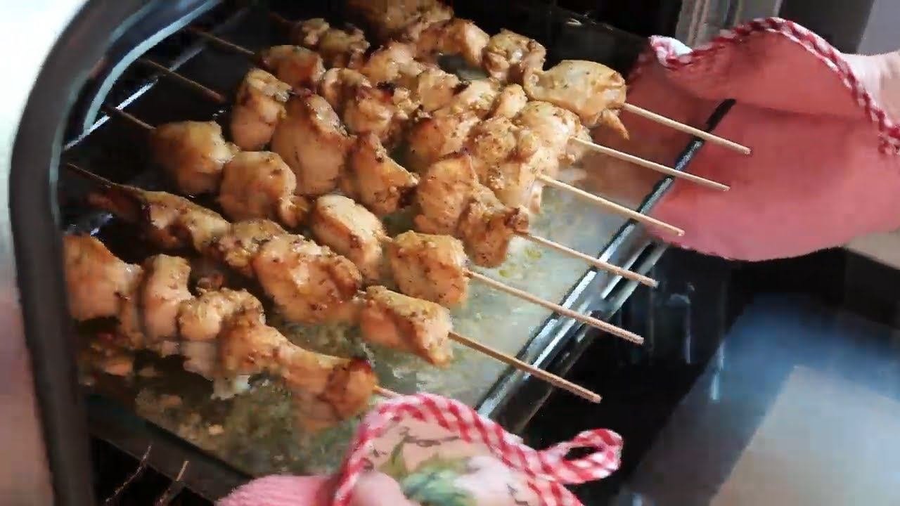 Видео шашлыка в духовке. Шашлык в духовке из куриной голени на шпажках. китайский шашлык на шпажках. шашлычки из индейки на шпажках в духовке. шашлык на шампурах с деревянной ручкой.