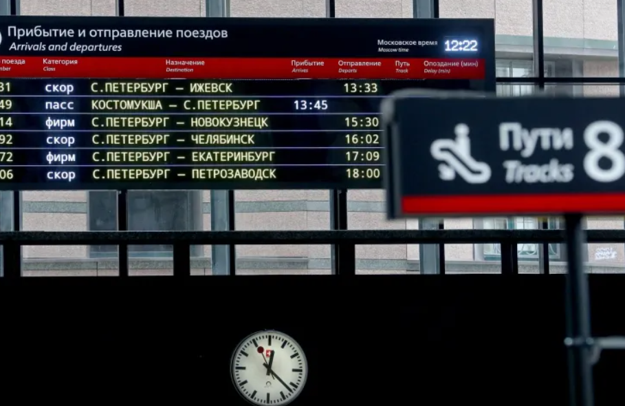 Поезд прибывает на станцию 9 часов. Табло приезда поездов. Платформа прибытия поезда 15а на Ладожский вокзал. Расписание баскетбольных матчей матч ТВ.