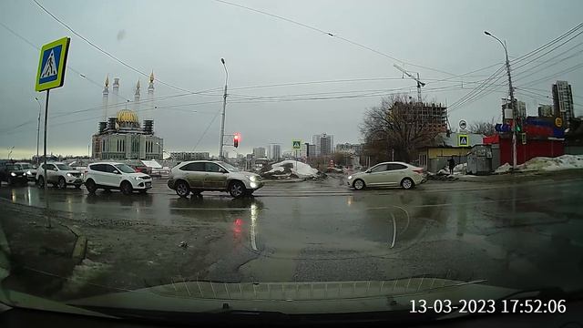 В Уфе ветер снес купол с минарета мечети Ар-Рахим смотреть онлайн