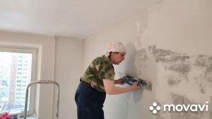 Выравнивание стен гладилкой под поклейка обоев