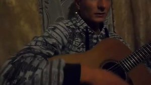 Под гитару-Ветер злые тучи гонит.