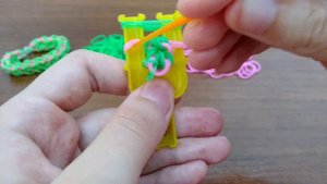 Браслет МАЙАМИ из резинок на рогатке