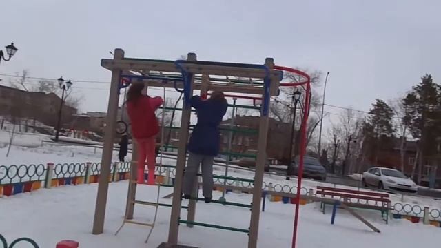 Подвижные игры детей на свежем воздухе зимой. 8.03.2016