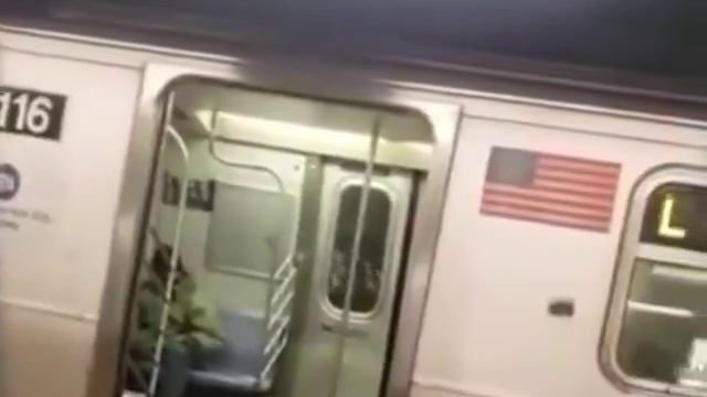 Мужик пытается провезти балку в Нью-Йоркском метро.