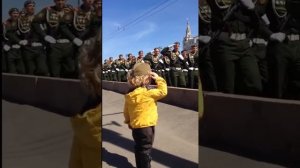 Маленький генерал на репетиции парада Победы в Москве.