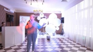 Это песня – переделка , создает новогоднее настроение, объединяя гостей в первом тосте!