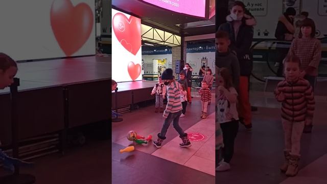 Фея Динь-Динь и детки играют в кегли смотреть онлайн