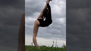 Тренировка гимнастки ) Растяжка в домашних условиях