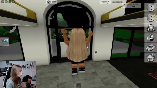 ВСЮ НОЧЬ В ОТЕЛЕ в Брукхейвен РП Роблокс! Он за мной СЛЕДИТ в Brookhaven RP Roblox смотреть онлайн