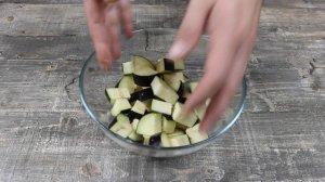 Салат с хрустящими баклажанами. Простой и быстрый рецепт.