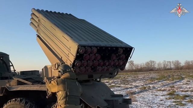 Реактивщики Западного военного округа нанесли удар по замаскированным позициям украинских боевиков смотреть онлайн