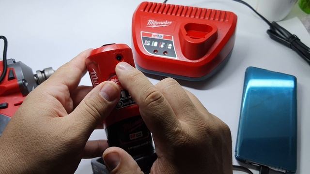 Milwaukee carregador de bateria M12 por USB. Powerbank Milwaukee M12 48-59-1201 смотреть онлайн