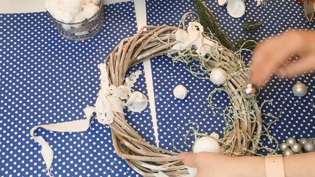 Новогодний венок своими руками. Рождественский венок на дверь . смотреть онлайн