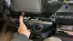 Toyota Hilux как снять штатную магнитолу + магнитола Android. how to remove the head unit