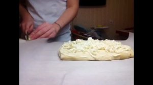 Выпечка:"Сырная пицца с адыгейским сыром,российским сыром и луком на дрожжевом слоёном тесте!".