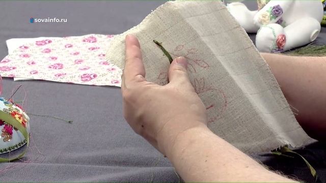 Готовим материалы для пошива очечника и начинаем вышивать розу смотреть онлайн