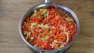 Цветная капуста с овощным соусом — видео рецепт