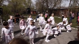 "Летняя прогулка" танцевальный коллектив "Виктория" мл.группа г.Барабинск