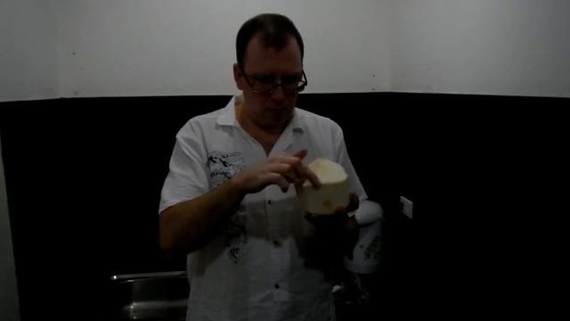 Как вскрыть зелёный питьевой кокос подручными средствами смотреть онлайн