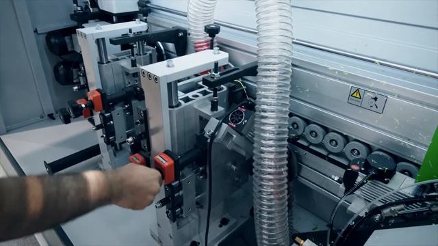Станок для облицовывания кромок мебельных деталей WoodTec EdgeMatic 400 NEW ч. 2 смотреть онлайн