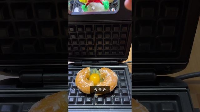 와플기계로 크리스피도넛에 계란넣고 누르기 Pressing egg into Krispy Kreme with a waffle maker